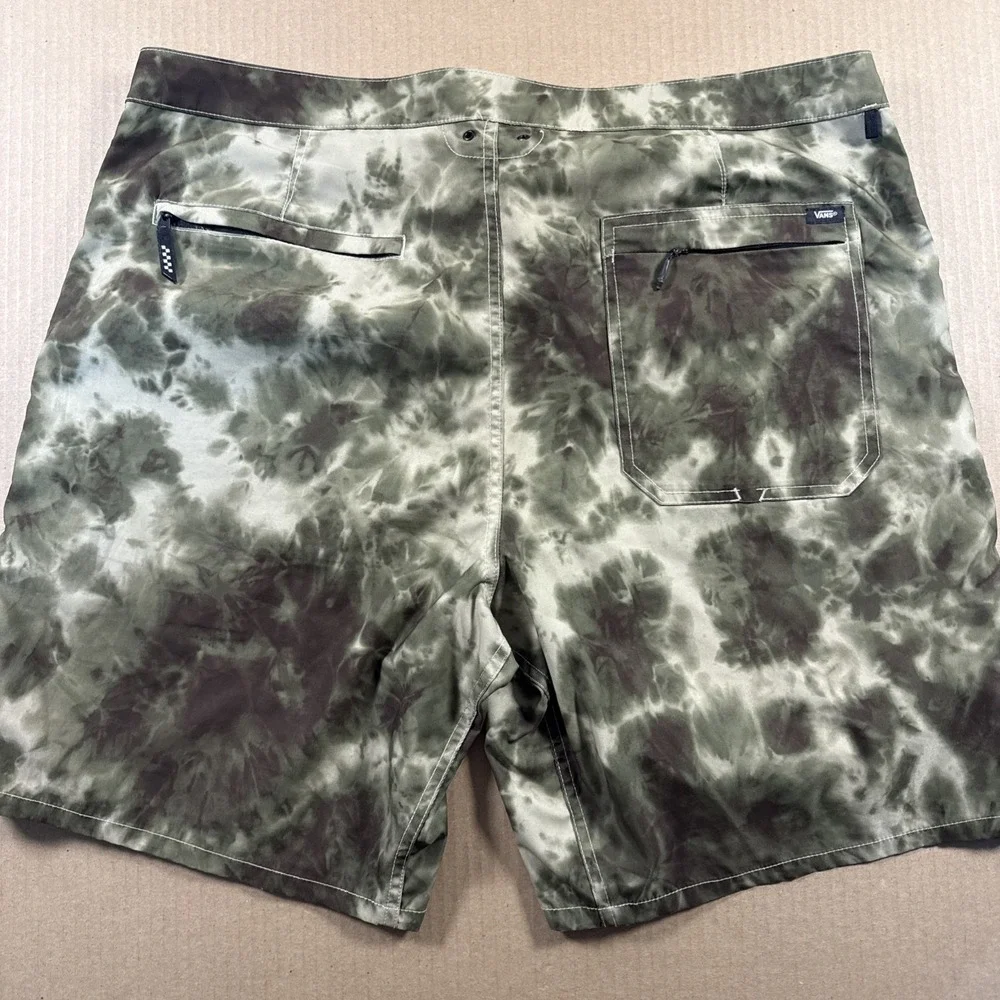 Vans Shorts Mens Size 38, Green Cloud Dyed Voyage Swim Trunks Zip Pockets Hybrid